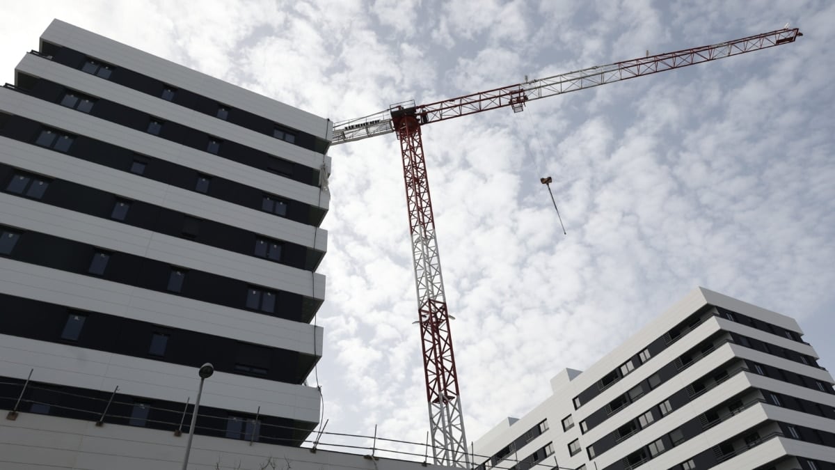 Edificio de vivienda en construcción.