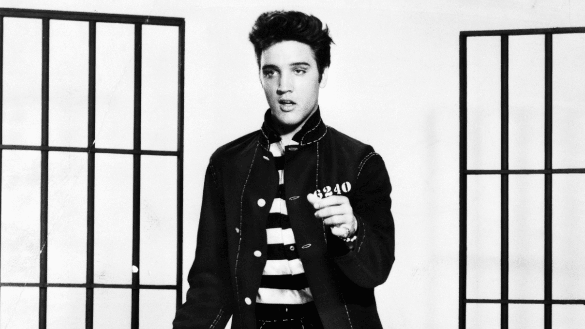 Elvis Presley cantando su "Jailhouse Rock" en la película homónima de 1957.