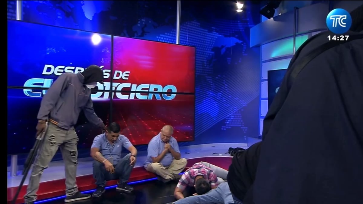 Fotograma hecho durante la transmisión del canal TC Noticias de Guayaquil durante la transmisión de su noticiero, el cual fue interrumpido por hombres armados.