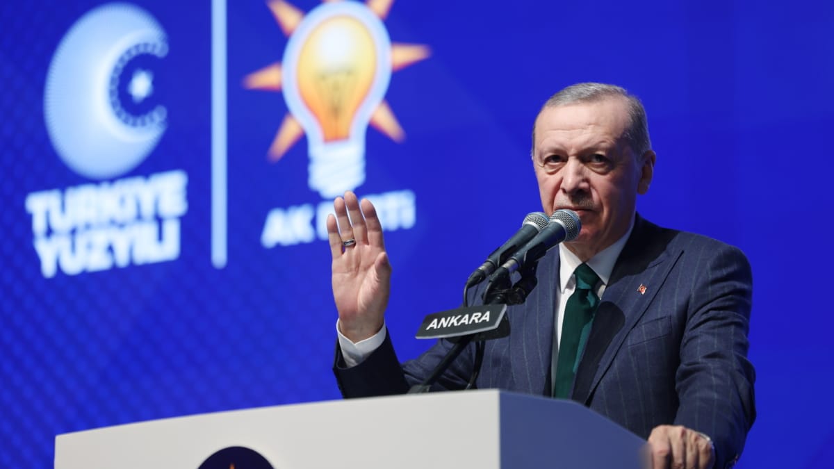 El Presidente turco Recep Tayyip Erdogan asistiendo a la reunión de promoción de candidatos a alcalde de Ankara