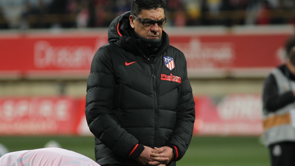 El Mono Burgos durante su etapa como segundo entranador del Atlético de Madrid, en 2020