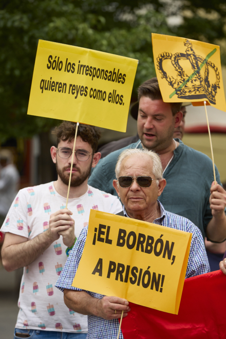 Manifestantes, con pancartas, durante una concentración contra la vuelta del Rey emérito a España, en mayo de 2022, en Madrid.