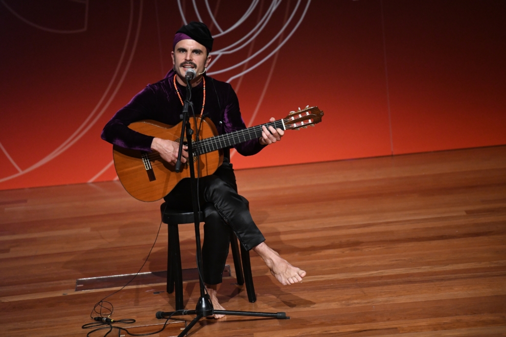 El cantante Rodrigo Cuevas actúa en la XXXII edición de los Premios ‘El Ojo Crítico’ de Radio Nacional de España, en el Museo Reina Sofía en 2022. Durante la gala, recogió el premio en la categoría de música.