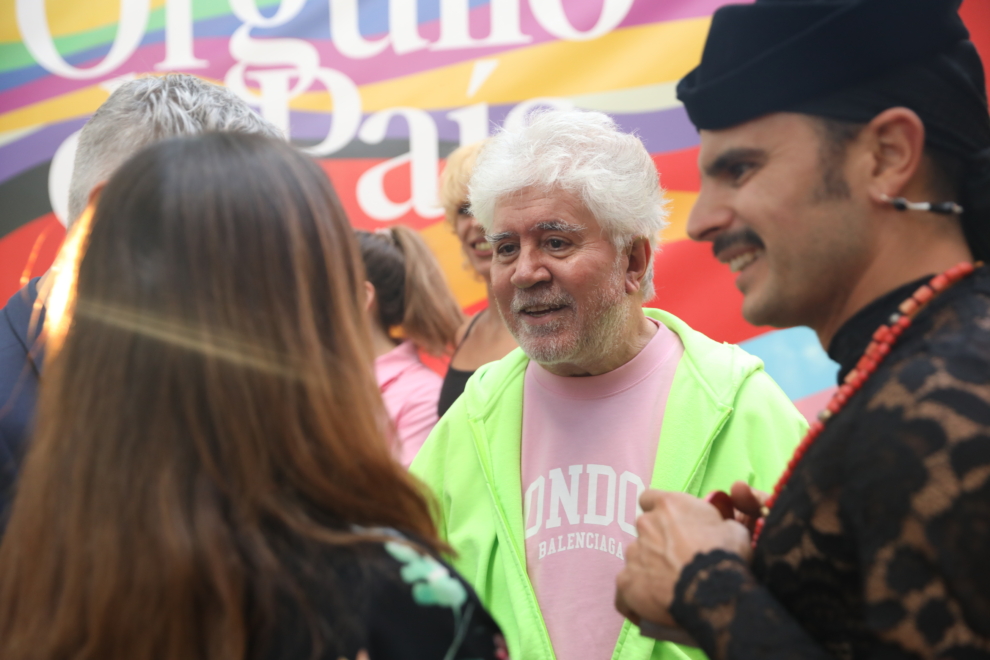El director de cine Pedro Almodóvar y el compositor Rodrigo Cuevas conversan durante la II edición de los Reconocimientos Arcoíris por el Día Internacional del Orgullo LGTBI en 2022.