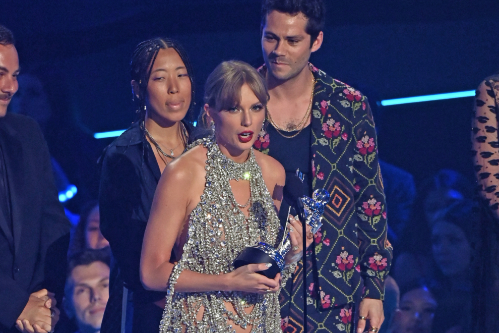 Taylor Swift recoge su premio MTV Video Music Award por 'All Too Well (10 Minute Version) (Taylor's Version)'