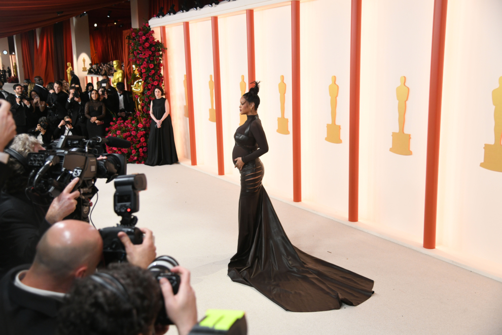 La actriz y cantante Rihanna luce embarazo en los premios Oscars de 2023. 