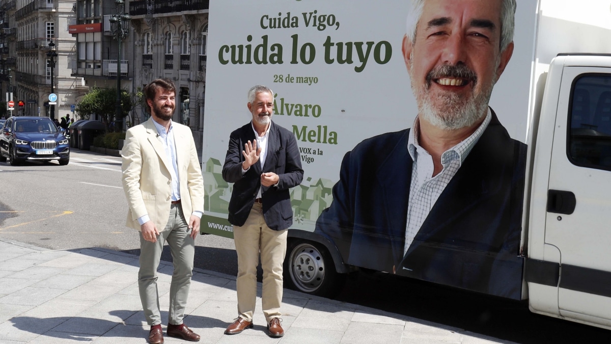 El vicepresidente de la Junta de Castilla y León, Juan García-Gallardo (i), y el candidato de Vox a la Alcaldía, Álvaro Díaz Mella (d)