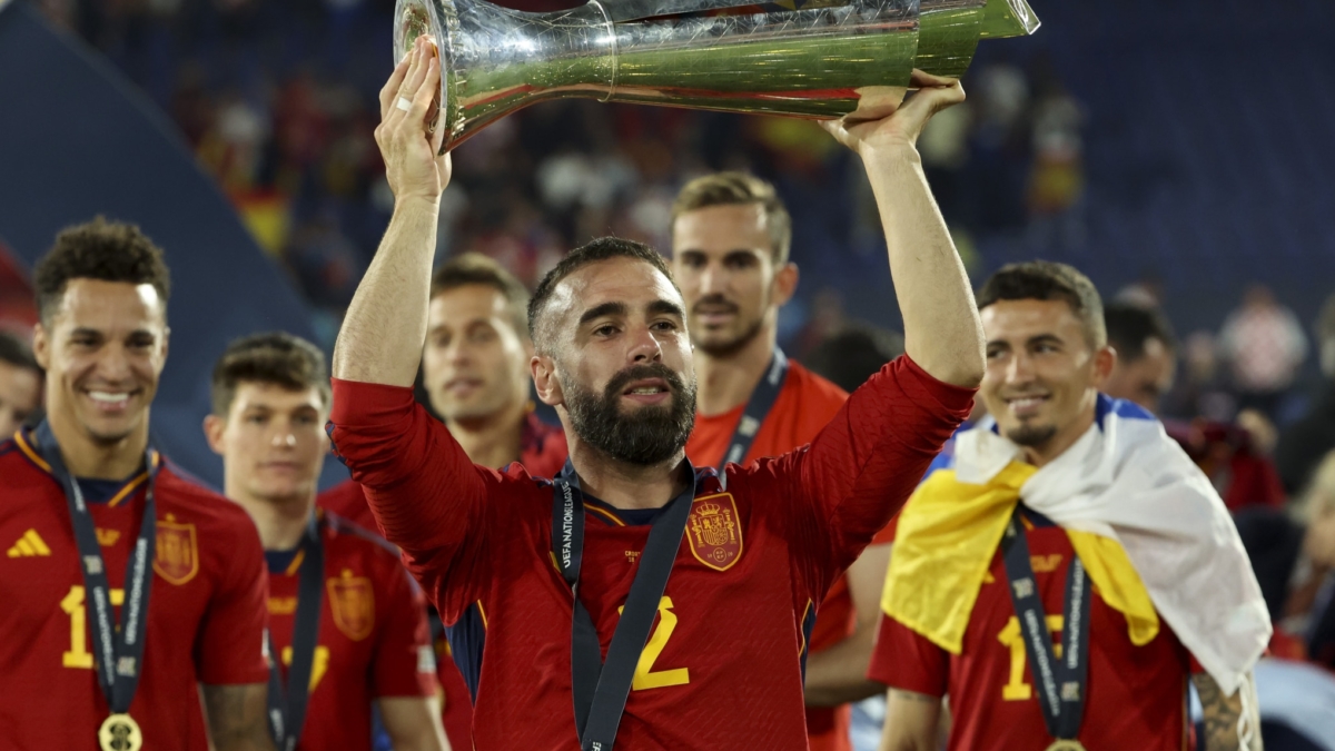 Dani Carvajal levanta el trofeo de la UEFA Nations League 2023