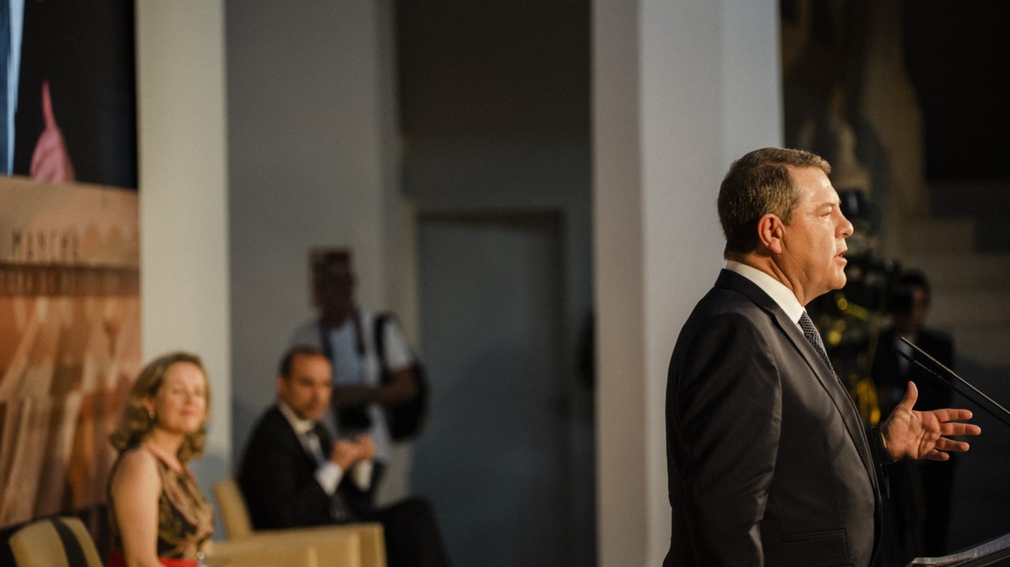 El presidente electo de Castilla-La Mancha, Emiliano García-Page, toma posesión de su cargo, en el Palacio de Fuensalida, a 8 de julio de 2023, en Toledo, Castilla-La Mancha (España). El pleno de investidura en el Parlamento de Castilla-La Mancha ha reelegido a Emiliano García-Page para afrontar su tercer mandato como presidente de la Comunidad Autónoma, una legislatura que arranca hoy y que se estrena con la presencia por primera vez de Vox, que ocupará cuatro escaños; por los doce del Partido Popular y los 17 que otorgan la mayoría absoluta al PSOE de García-Page. Mateo Lanzuela / Europa Press (Foto de ARCHIVO) 08/7/2023