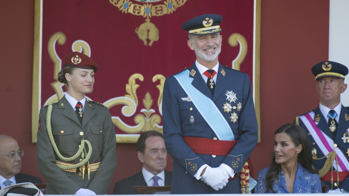 La princesa Leonor y el rey Felipe en un gesto de complicidad durante el desfile militar del 12 de octubre de 2023.