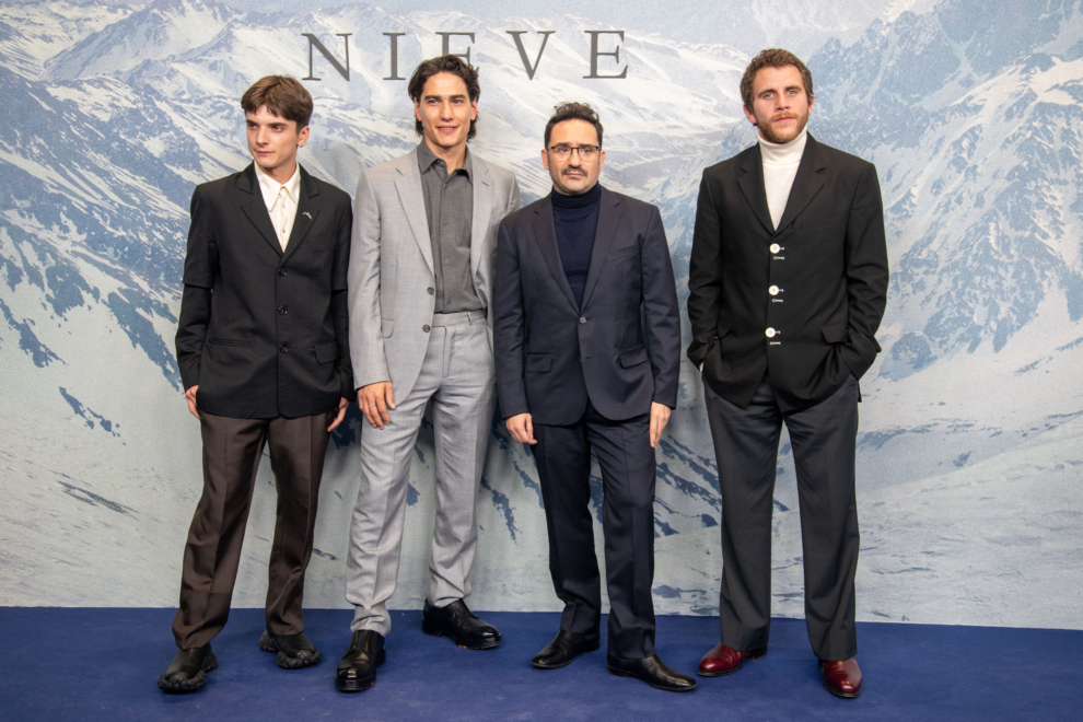 Enzo Vogrincic, Matías Recalt, Agustín Pardella y Juan Antonio Bayona durante la premier de 'La sociedad de la nieve' en Madrid.