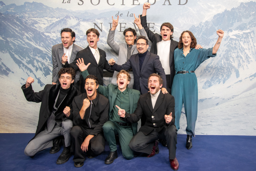 Enzo Vogrincic, Matías Recalt, Agustín Pardella, Simón Hempe, Diego Vezzeti, Valentino Alonso, Fernando Contagiani, Francisco Romero, Felipe Ramusio, Paula Baldini, Alfonsina Caricia y Juan Diego Eira y Juan Antonio Bayona durante la premier de 'La sociedad de la nieve'