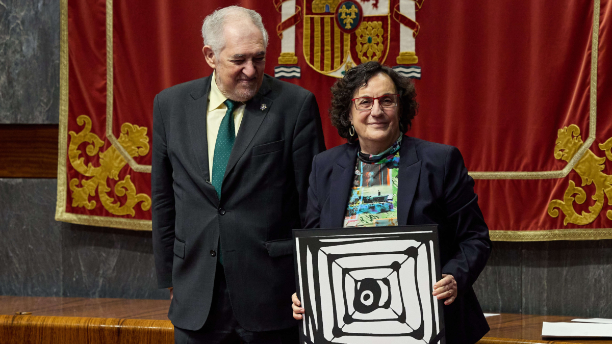 El presidente del Tribunal Constitucional, Cándido Conde-Pumpido, y la jurista María Luisa Balaguer Callejón, posan durante el acto de entrega del XVIII premio de reconocimiento a la labor más destacada en la erradicación de la violencia de género 2023