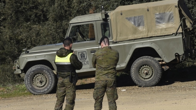 Militares acordonando el lugar donde desaparecieron los dos militares en la base de Cerro Muriano.