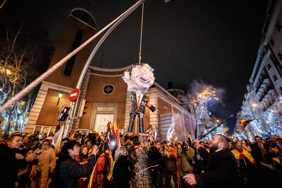 Decenas de personas celebran la entrada del año nuevo en la calle Ferraz