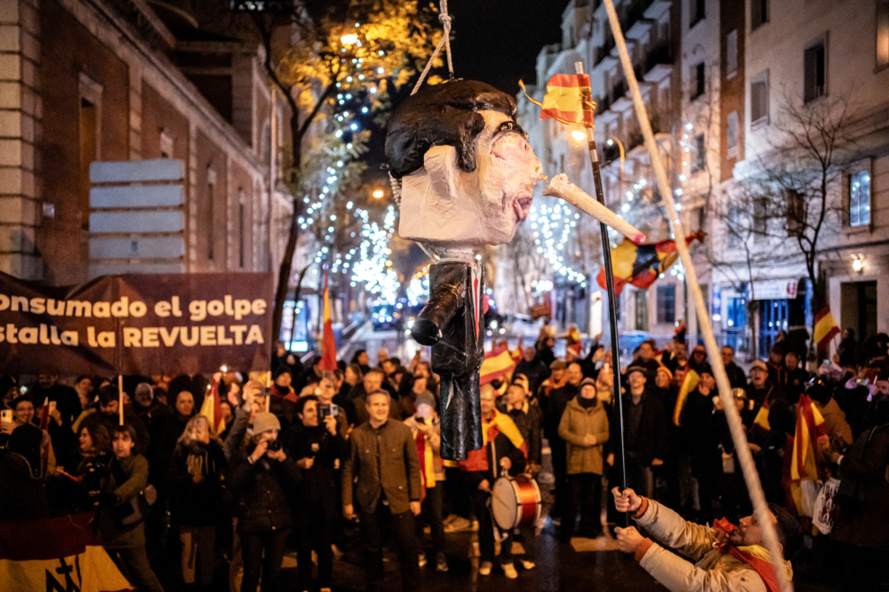 Decenas de personas celebran la entrada del año nuevo en la calle Ferraz