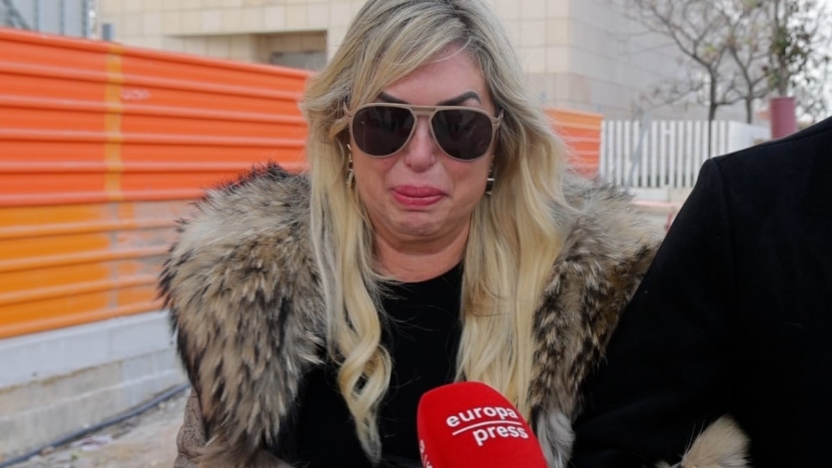 Malena Gracia sale destrozada del tanatorio de Arévalo.