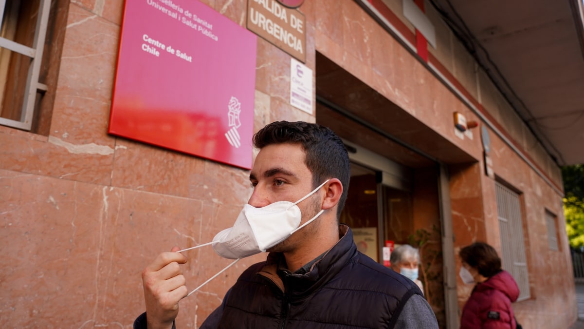 Una persona se quita la mascarilla al salir de un centro de salud de la Comunidad Valenciana
