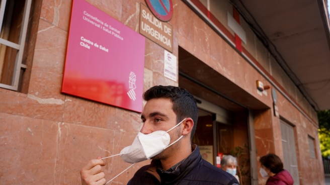 Una persona se quita la mascarilla al salir de un centro de salud de la Comunidad Valenciana