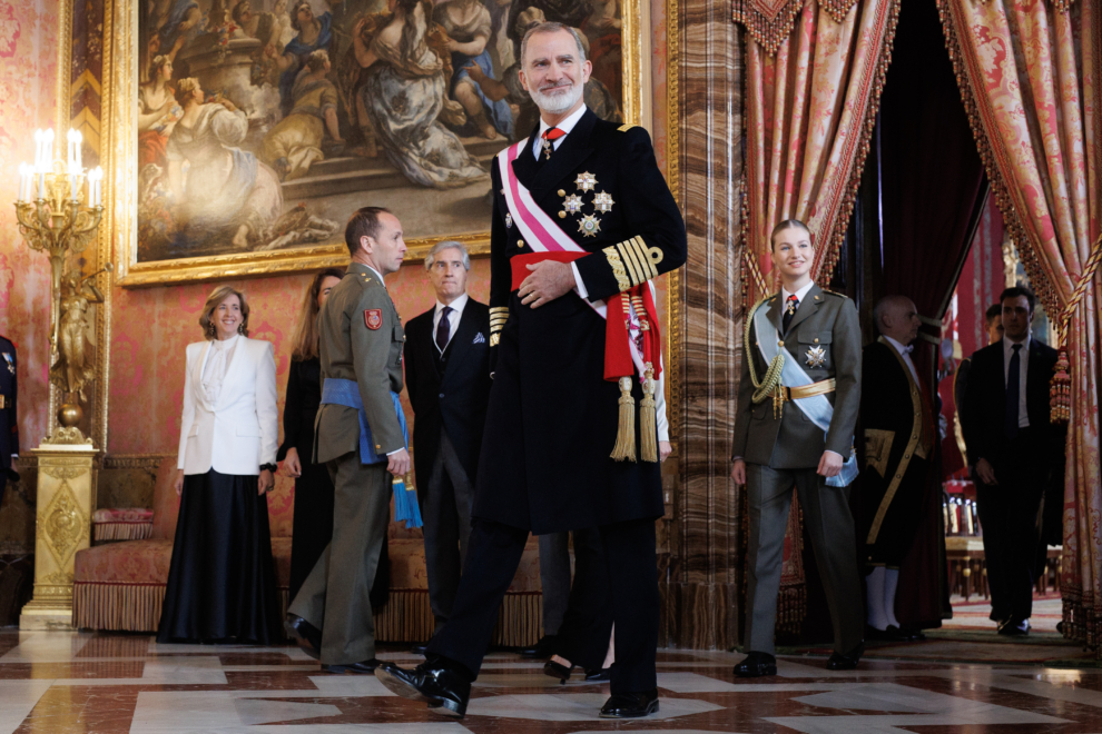 La princesa Leonor sigue los pasos de su padre durante la recepción de la Pascua Militar en el Palacio Real.