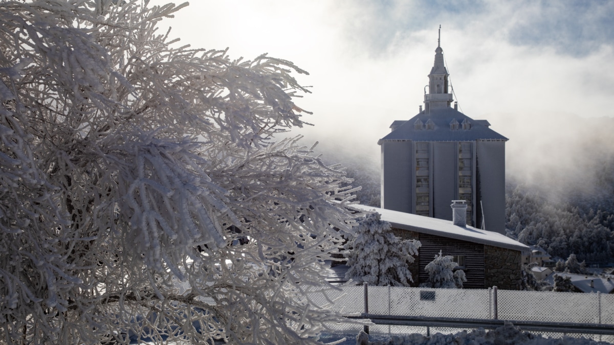 Vista nevada en el Puerto de Navacerrada, en enero de 2024