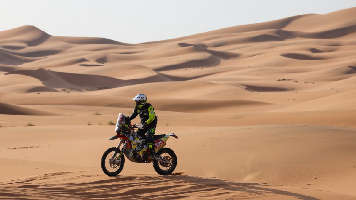 El piloto español, Carles Falcón, a los mandos de su KTM en el Dakar 2024