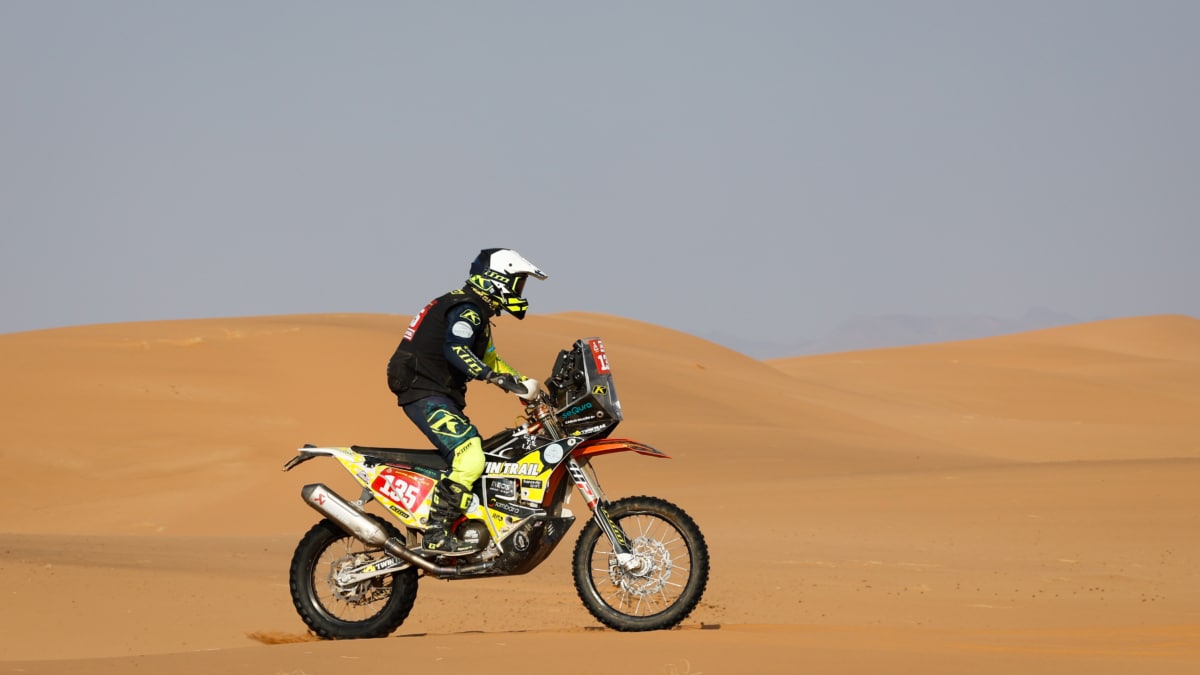 El piloto español, Carles Falcón, a los mandos de su KTM en el Dakar 2024