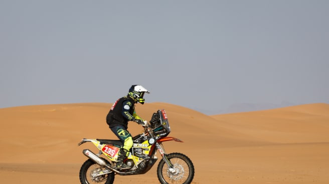 El piloto español, Carles Falcón, a los mandos de su KTM en el Dakar 2024