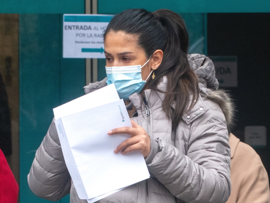 Gabriela Guillén sale del hospital con su bebé en una mochila de porteo e informes médicos en la mano este miércoles en Madrid.