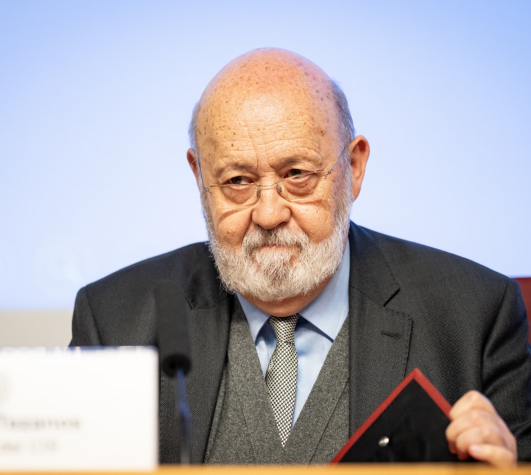 Tezanos ningunea a las encuestas electorales de los medios: "Es casi como acertar en la ruleta"