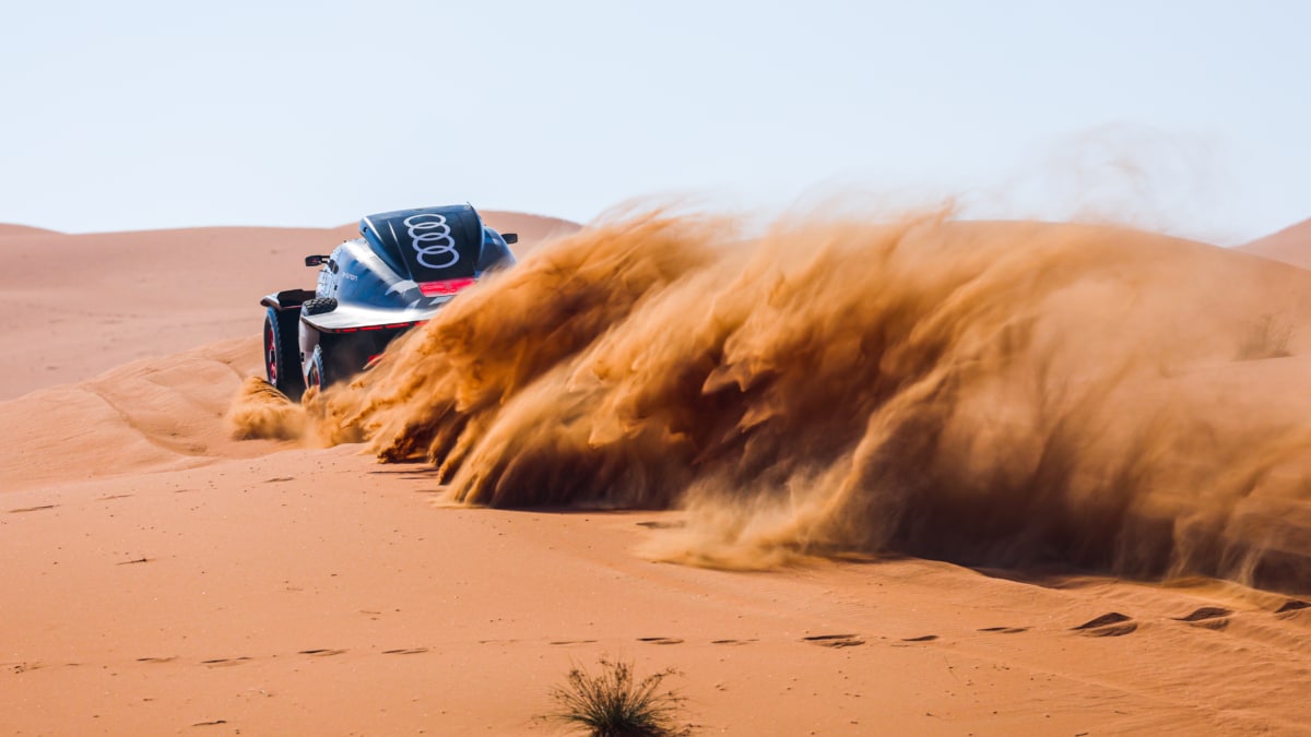 Carlos Sainz y Lucaz Cruz, del Team Audi Sport, durante la etapa maratón del Dakar 2024