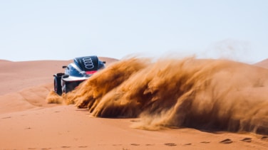 Carlos Sainz, líder virtual, destroza a sus rivales en la etapa maratón del Dakar