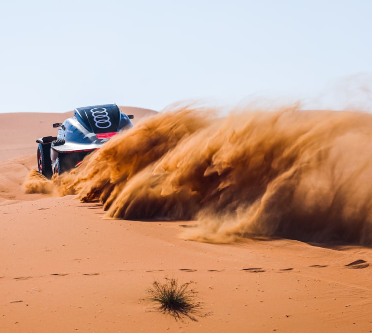 Carlos Sainz, líder virtual, destroza a sus rivales en la etapa maratón del Dakar