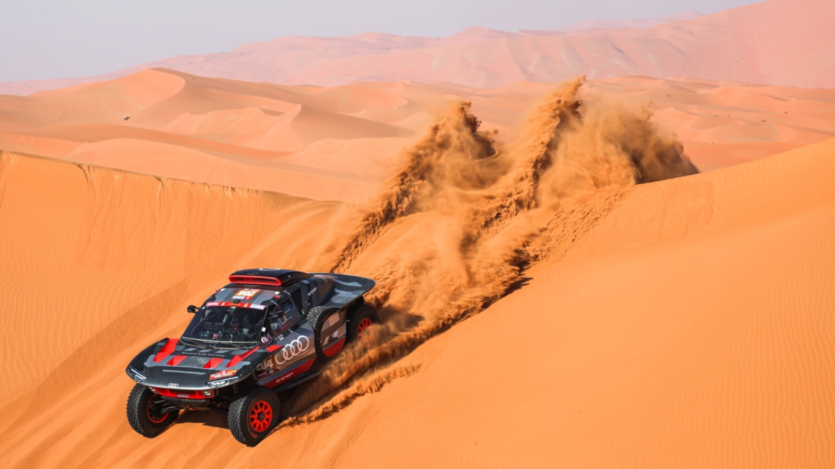 Carlos Sainz y Lucas Cruz, del Team Audi Sport, durante la etapa maratón del Dakar 2024