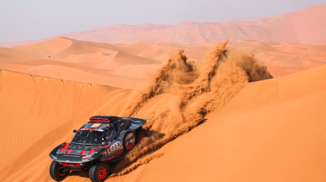 Carlos Sainz da una lección sobre las dunas: líder con Al-Attiyah y Peterhansel descartados