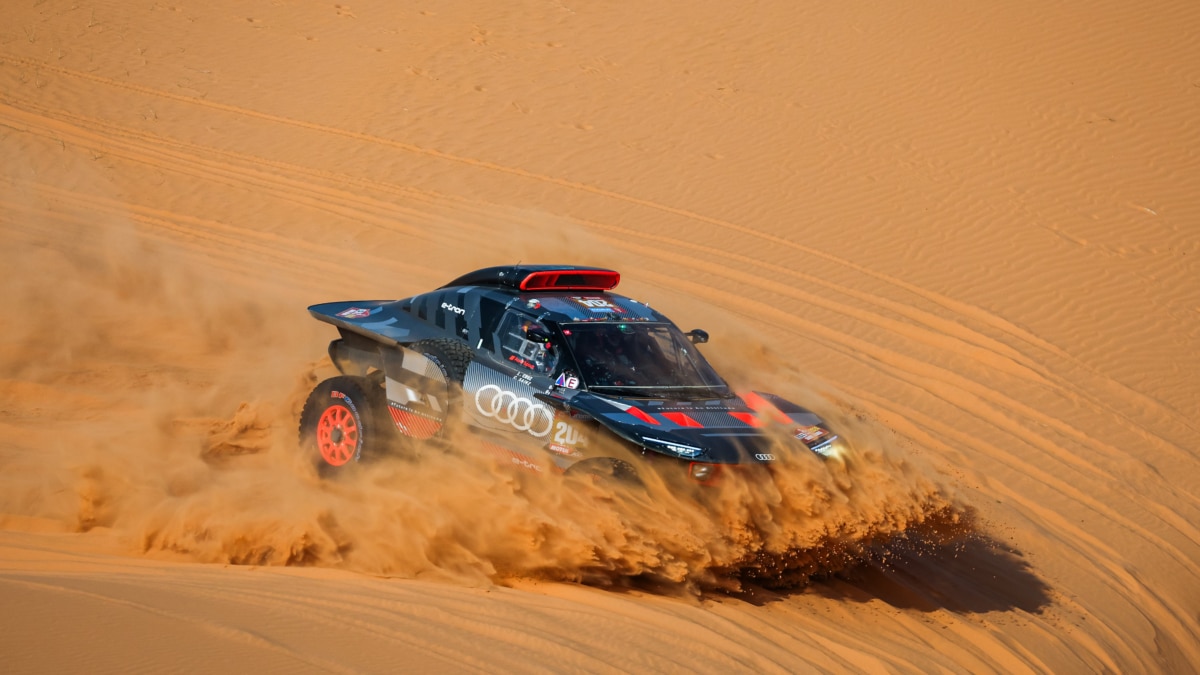 Carlos Sainz y Lucas Cruz, de Audi, durante el Dakar 2024