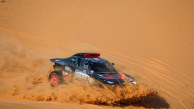 Carlos Sainz resiste el acelerón de Loeb y se acerca a su cuarto Dakar