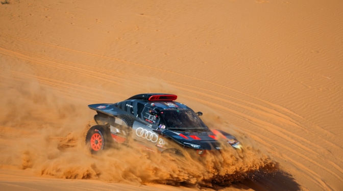 Carlos Sainz resiste el acelerón de Loeb y se acerca a su cuarto Dakar