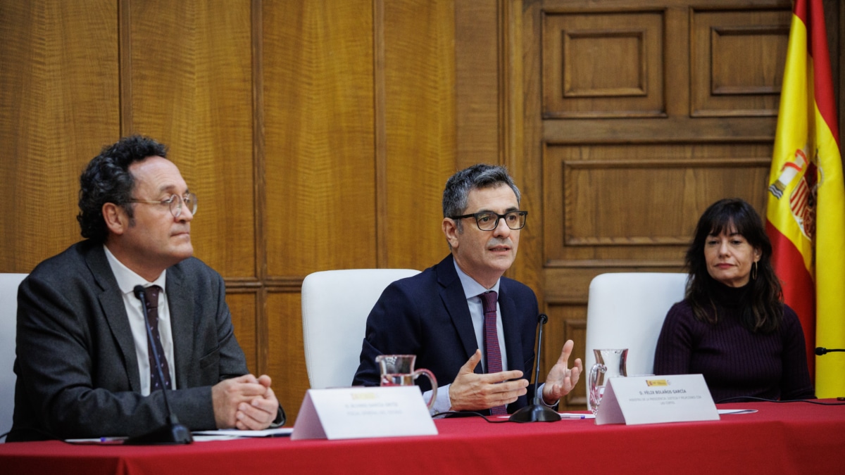 El fiscal general del Estado, Álvaro García Ortiz, con el ministro de Presidencia, Félix Bolaños