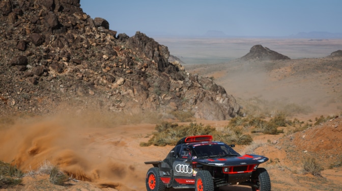 Carlos Sainz salva el liderato en el día más agónico del Dakar