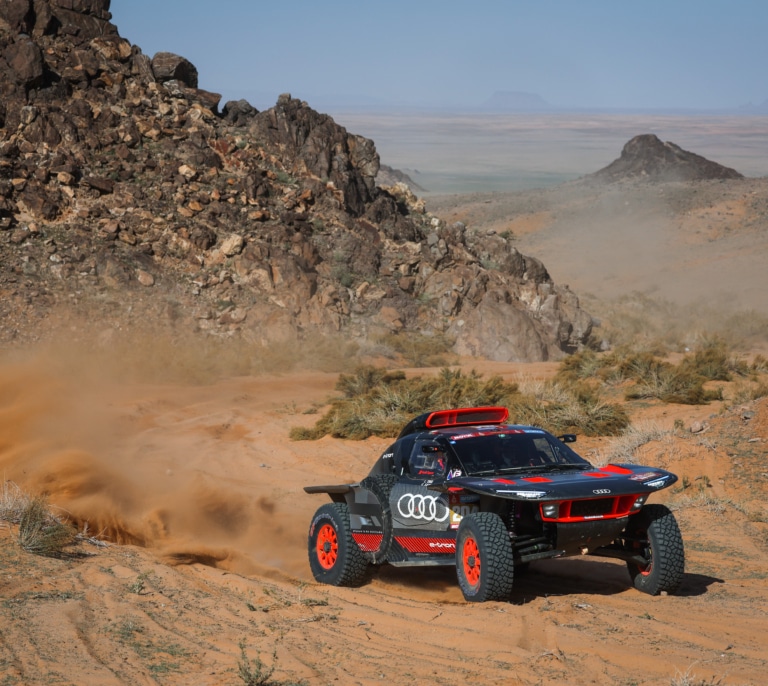 Carlos Sainz salva el liderato en el día más agónico del Dakar