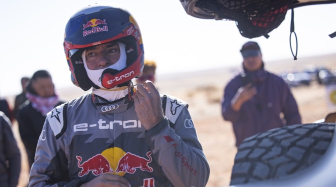 Una avería de Loeb deja a Carlos Sainz a un paso del Dakar