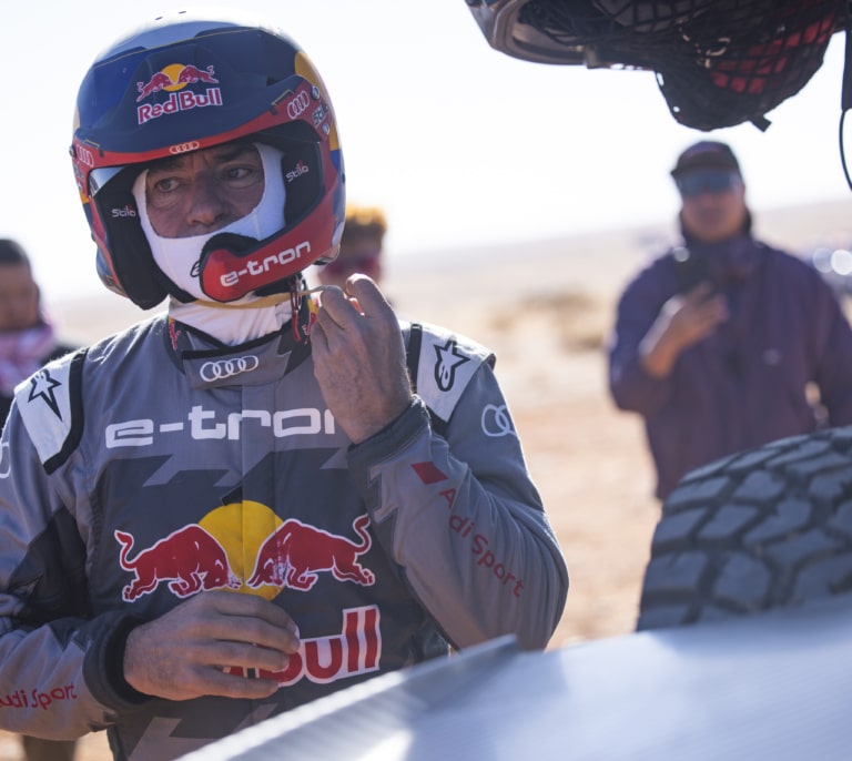 Una avería de Loeb deja a Carlos Sainz a un paso del Dakar