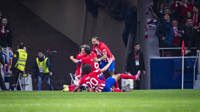 Jugadores del Atlético de Madrid celebran un gol ante el Real Madrid