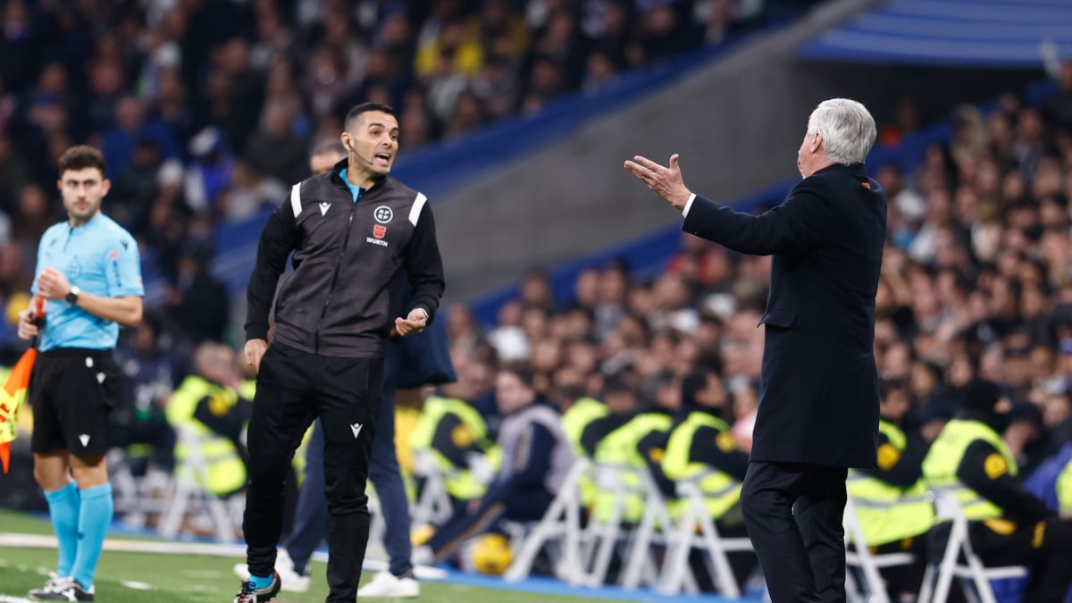 Carlo Ancelotti, entrenador del Real Madrid, protesta al cuarto árbitro en el polémico choque con el Almería