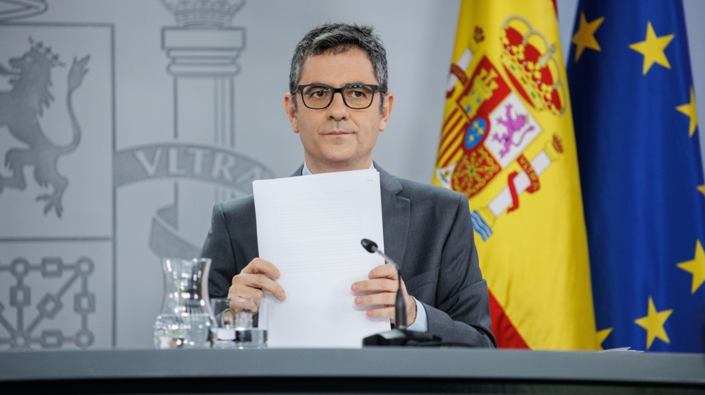 El ministro de la Presidencia, Relaciones con las Cortes y Justicia, Félix Bolaños, durante una rueda de prensa posterior a la reunión del Consejo de Ministros, a 23 de enero de 2024, en Madrid (España). El Gobierno ha impulsado hoy, a propuesta del Ministerio de Derechos Sociales, Consumo y Agenda 2030, un nuevo modelo de tarjetas monedero para familias con hijos en situación de pobreza severa, que sustituye a las cestas de alimentos, "para que las familias no tengan que ir a las colas del hambre". Con este nuevo sistema, el Ejecutivo prevé llegar, a partir del próximo mes de abril de 2024, a unas 70.000 familias y a más de 100.000 personas. 23 ENERO 2024;TARJETAS MONEDERO;VULNERABILIDAD;GOBIERNO Alejandro Martínez Vélez / Europa Press 23/1/2024