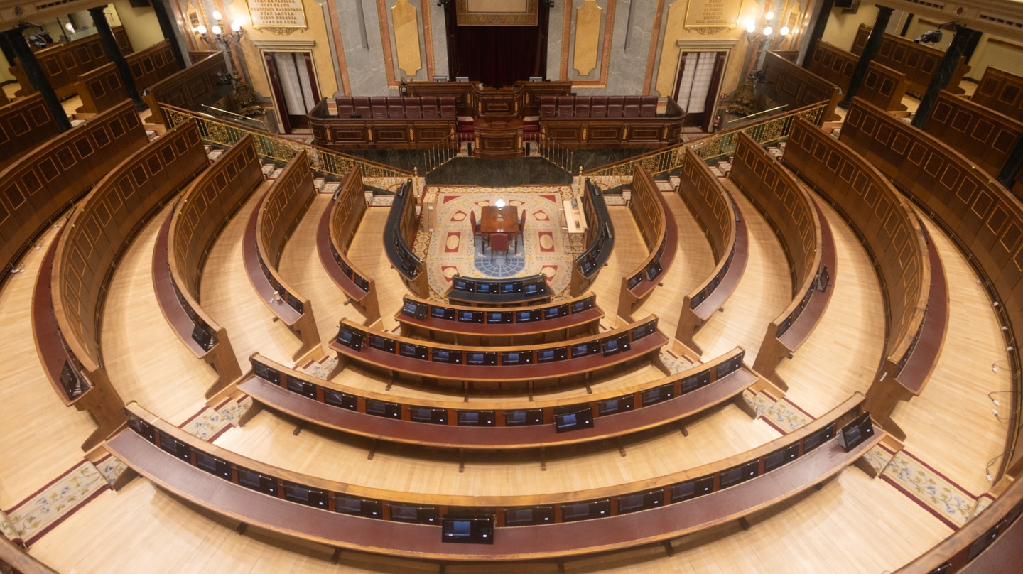 Vista del hemiciclo en el Congreso de los Diputados, a 23 de enero de 2024, en Madrid (España). El Congreso continúa con obras en el hemiciclo para la instalación de nuevas pantallas táctiles, que sustituirán a los antiguos monitores y teclados que hay en todos los escaños del Salón de Sesiones, un proyecto que cuesta tres millones de euros y que obliga a celebrar en el Senado los Plenos del mes de enero. 23 ENERO 2024;MADRID;CONGRESO DE LOS DIPUTADOS;OBRAS Eduardo Parra / Europa Press 23/1/2024