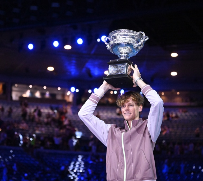 El tenista italiano Jannik Sinner se impone a Medvedev y vence en el Abierto de Australia
