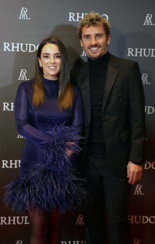 Antoine Griezmann y Erika Choperena asisten a la inauguración del exclusivo restaurante Rhudo.