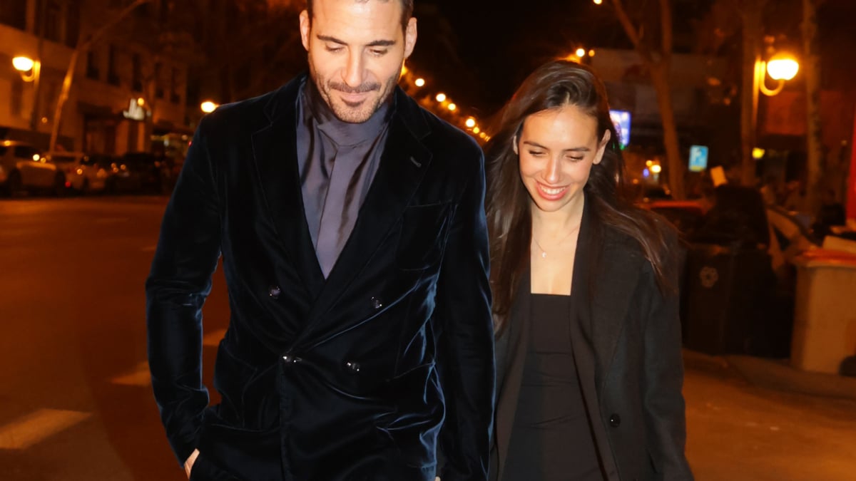 Miguel Ángel Silvestre sale de la inauguración de su nuevo restaurante, Rhudo, acompañado por su novia, Rebeca Toribio.